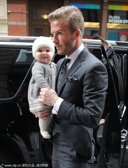 2 cha con nhà David Beckham đang đợi mẹ, Victoria Beckhams sau show trình diễn ở New York để cùng ra ngoài ăn trưa.